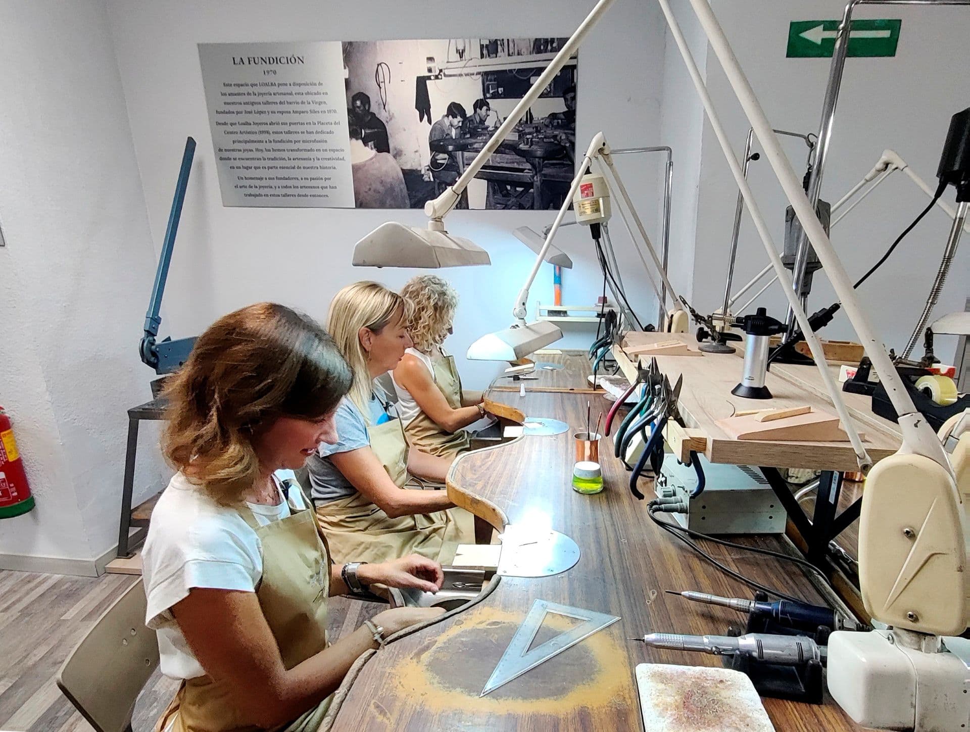 Artesanas trabajando en el taller de joyería