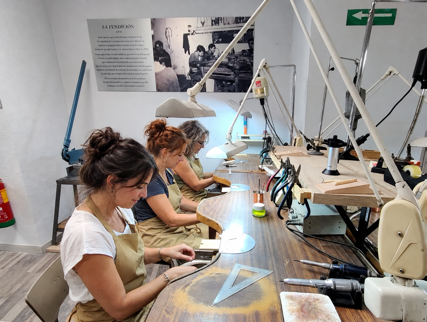 Tres joyeras trabajando en el taller de La Fundición 1970 en Granada
